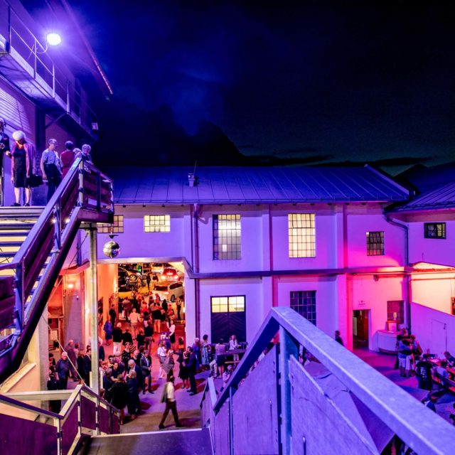 tvb-hallein-duerrnberg-erleben-kultur-festspiele-pernerinsel-festspielgarten-bei-nacht